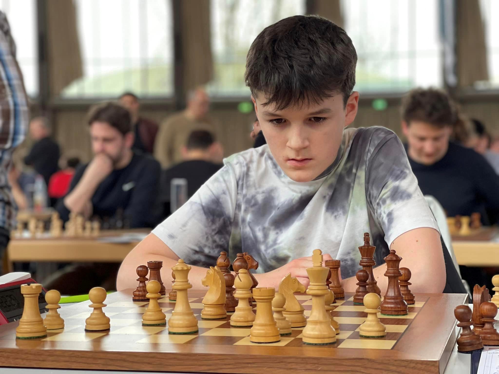 Colin Federer am Schachbrett, FM-Titelträger aus der Schweiz, beim Grenke Open 2024